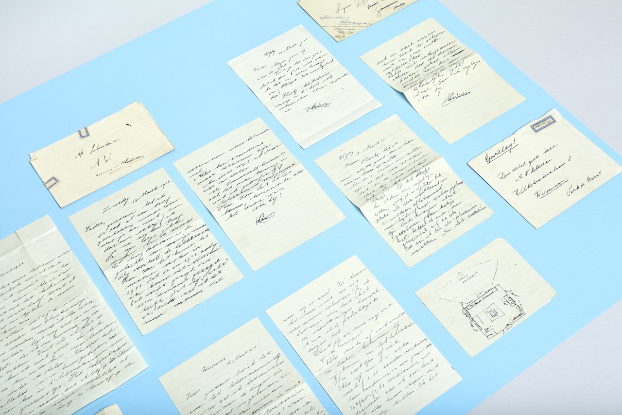 Een plotseling, bijna fysiek gevoel van onmiddellijk contact met het verleden