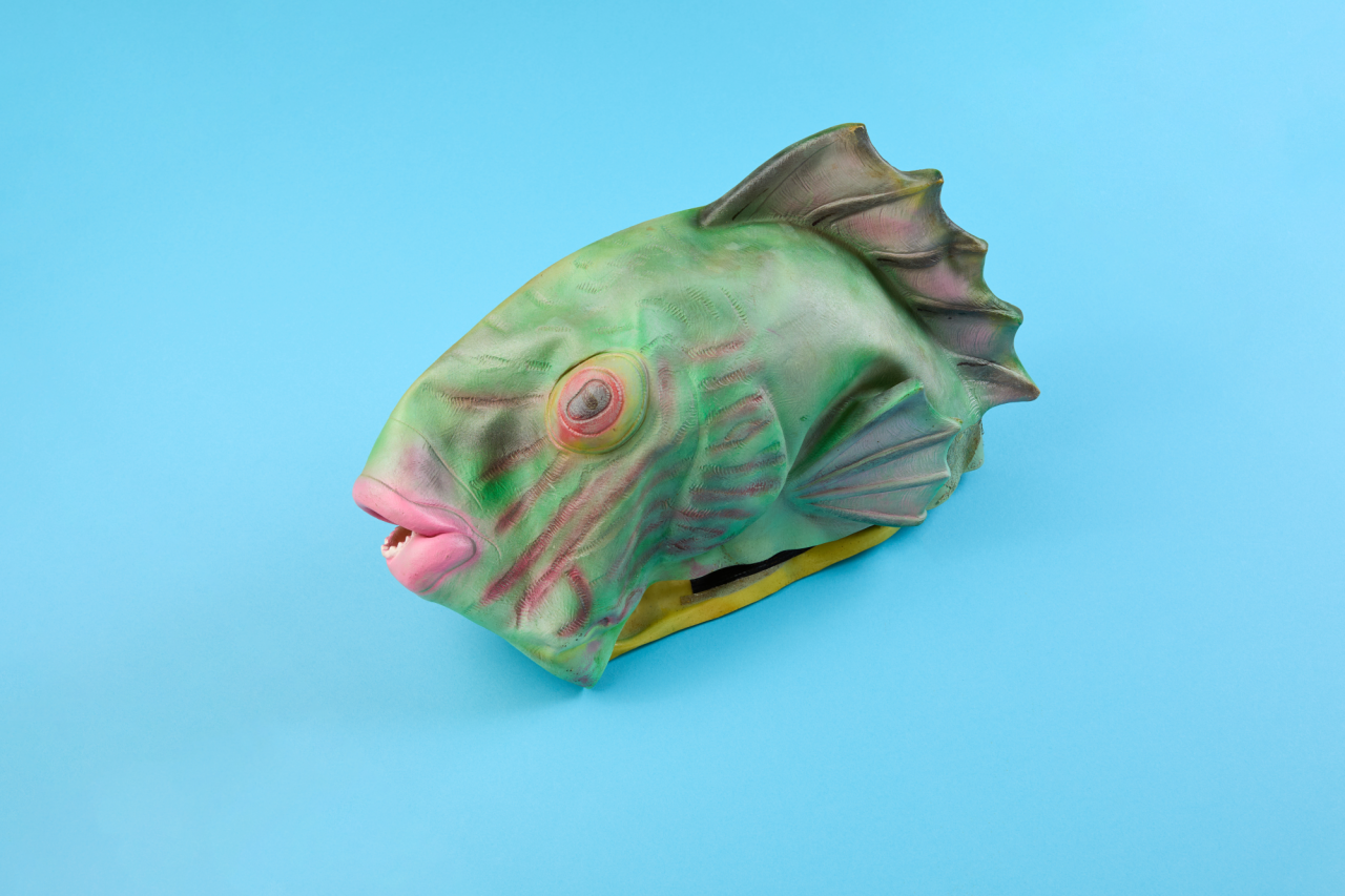 Wat doet een masker van een vissenkop in het Literatuurmuseum?